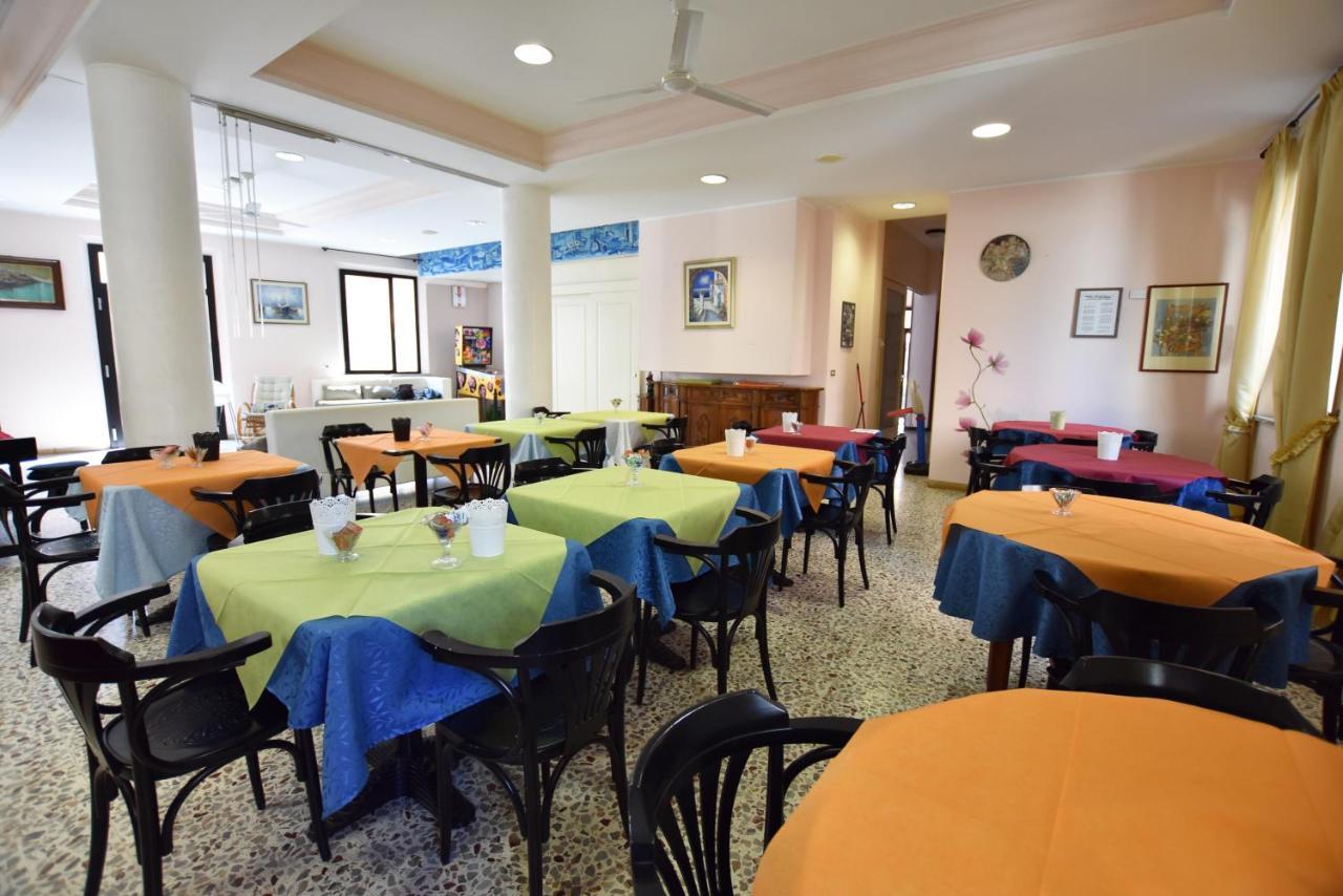 רימיני Hotel Azzurra מראה חיצוני תמונה